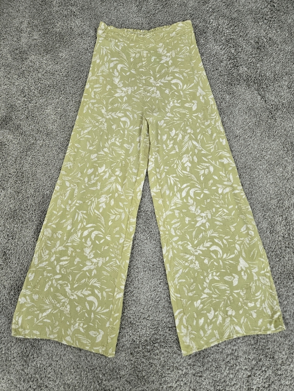 Blue Jasmine Boho Chic Tropical floral print wide-leg pants. Size Large. New.